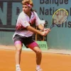 Roland-Garros Scooter And Helmets|Photo Agassi Backhand 21x29.7 cm - Multicolore